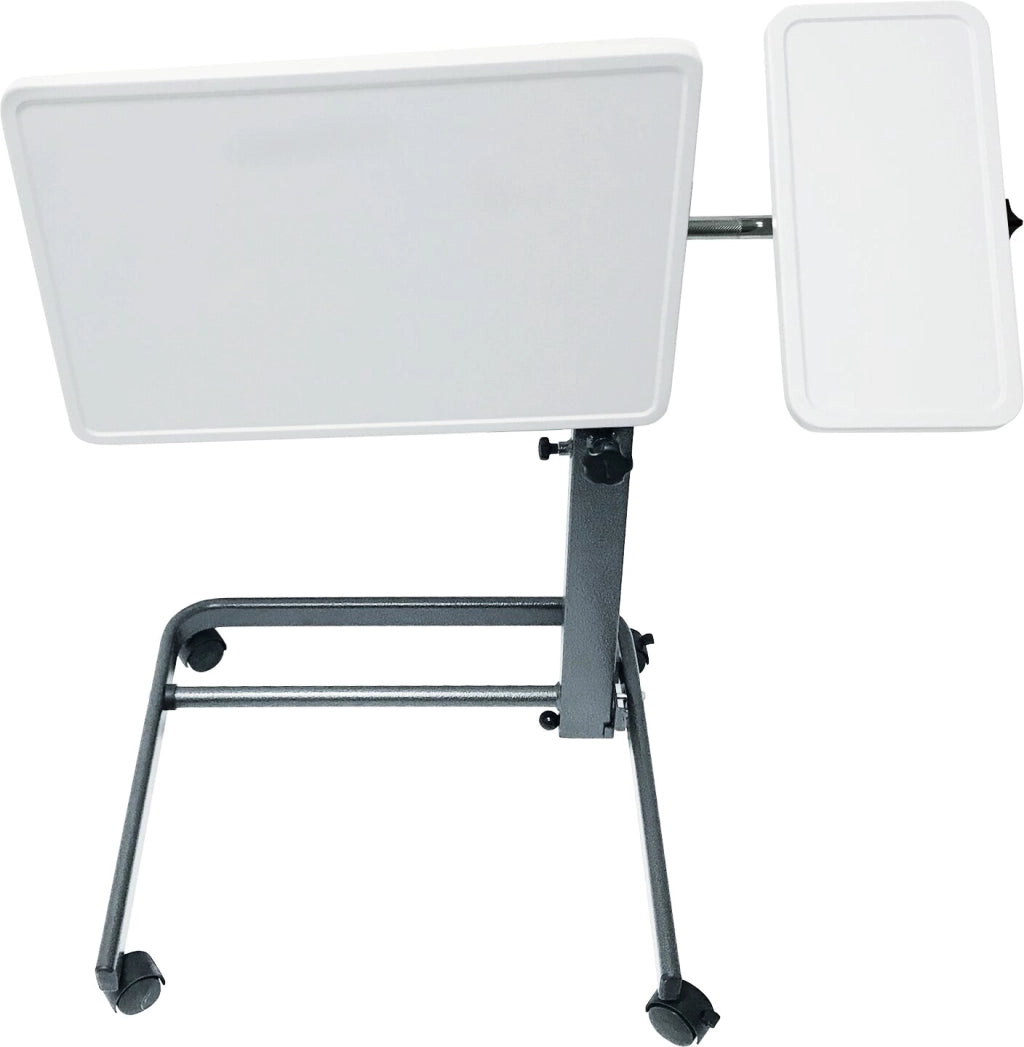 Pflege- und Beistelltisch SuppliTo twinTop in Weiß mit neigbarer Hauptplatte und fester Seitenplatte, höhenverstellbar und mobil auf Rollen – Ansicht von vorne mit geneigter Tischplatte.