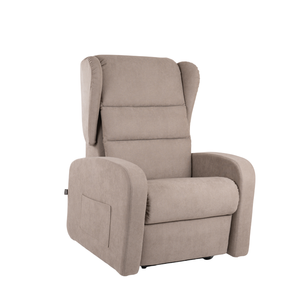 Pflege-Relaxsessel Empire von egoista in braunem Stoffbezug mit hoher Rückenlehne, gepolsterten Armlehnen und Seitentasche – ein ergonomischer und komfortabler Pflegesessel für optimale Unterstützung und Entspannung.