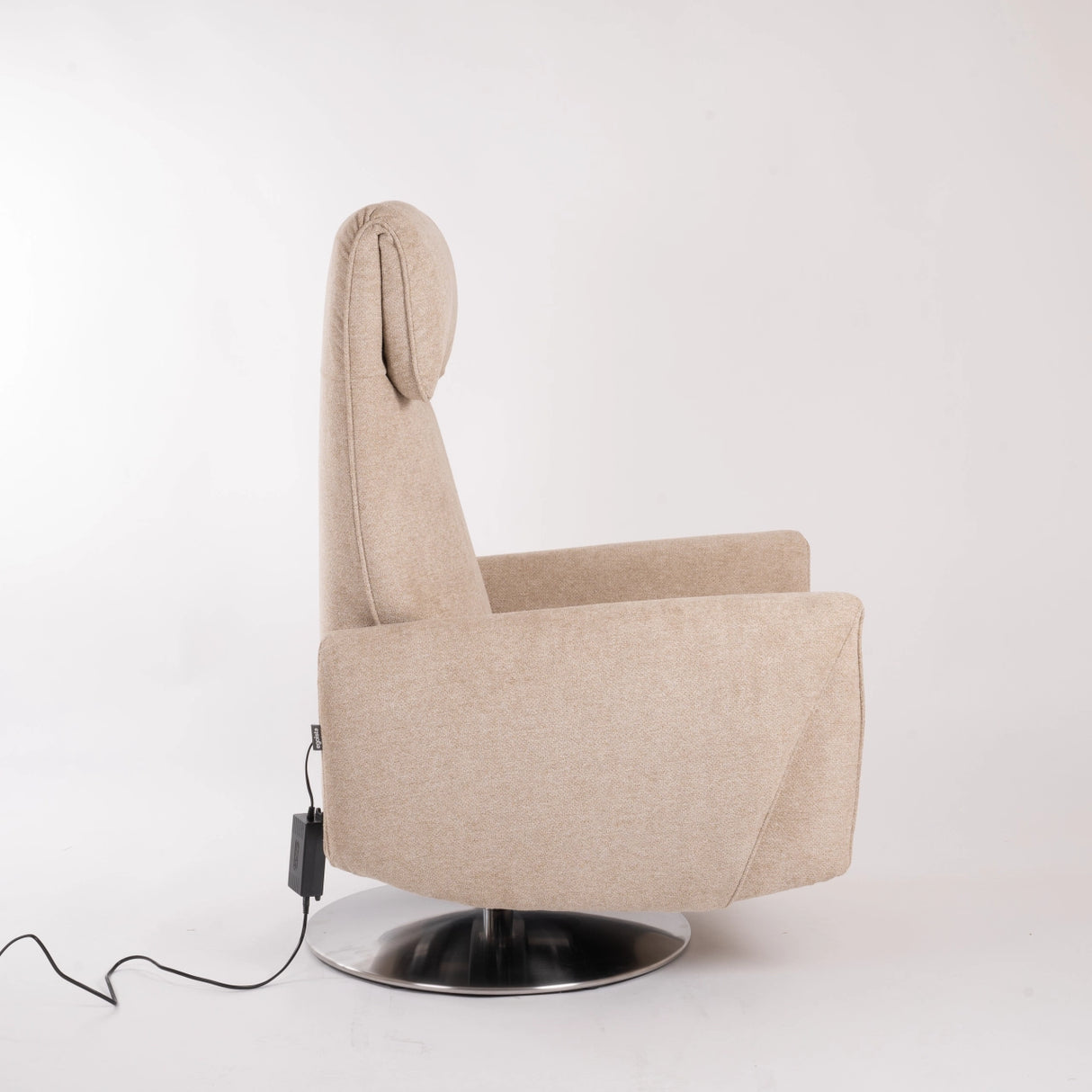 Dreh-Relaxsessel Muna von egoista in beige mit weichem Stoffbezug, ergonomischer Rückenlehne und drehbarem Metallfuß – eleganter und bequemer Sessel für modernes Wohnen in seitlicher Ansicht.