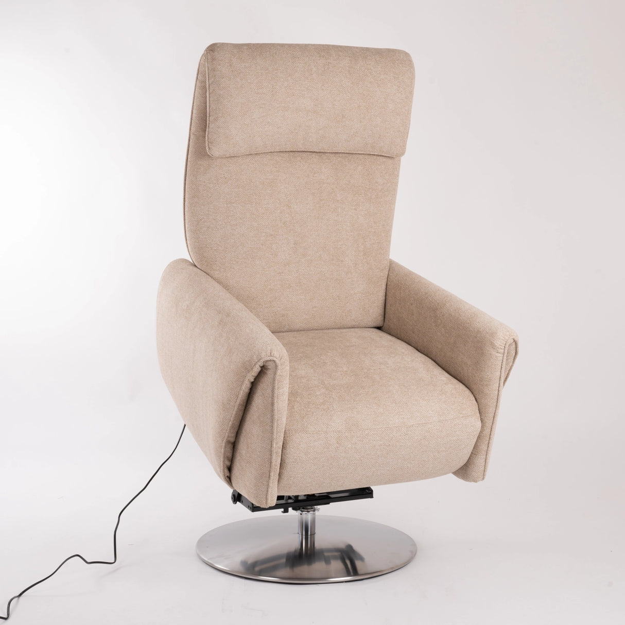 Beiger Dreh-Relaxsessel Muna von egoista mit motorisiertem Mechanismus, sichtbarem Kabelanschluss und drehbarem Metallfuß – ergonomischer und stilvoller Sessel für höchsten Sitzkomfort.