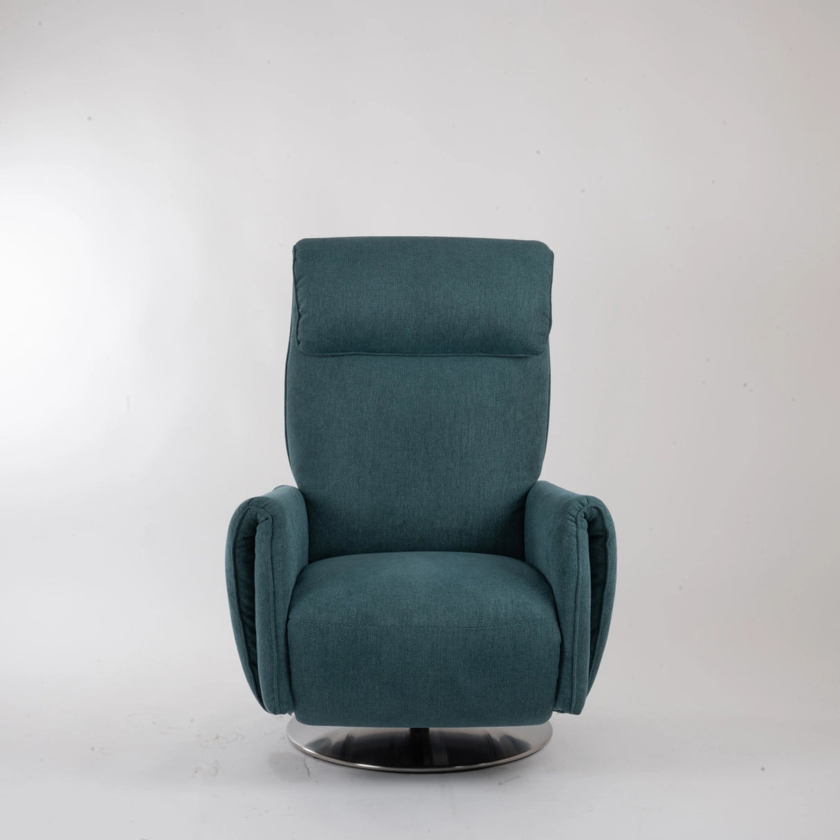 Dreh-Relaxsessel Muna von egoista in petrolfarbenem Stoffbezug, frontal aufgenommen mit ergonomischer Rückenlehne, weicher Polsterung und drehbarem Metallfuß – ein stilvoller und komfortabler Sessel für entspanntes Sitzen.