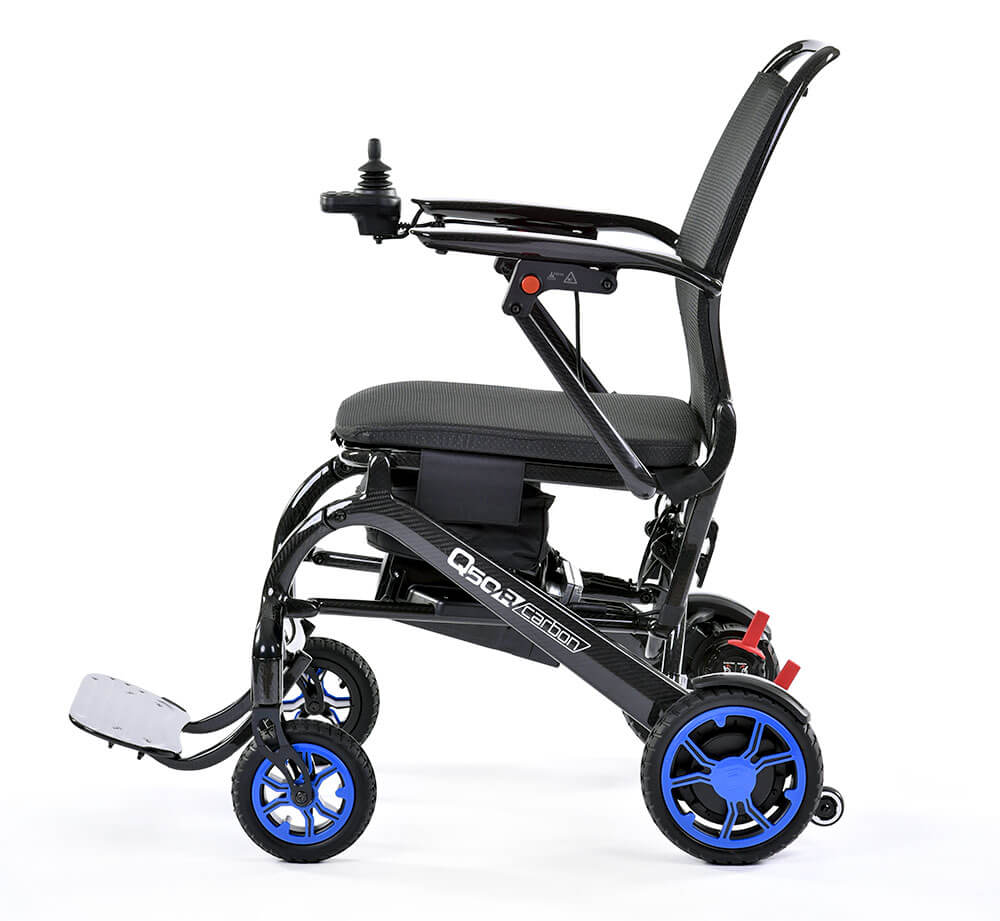 Elektrorollstuhl Q50R Carbon von Sunrise Medical mit blauen RĂ€dern, ultraleicht und perfekt fĂŒr Flugreisen.