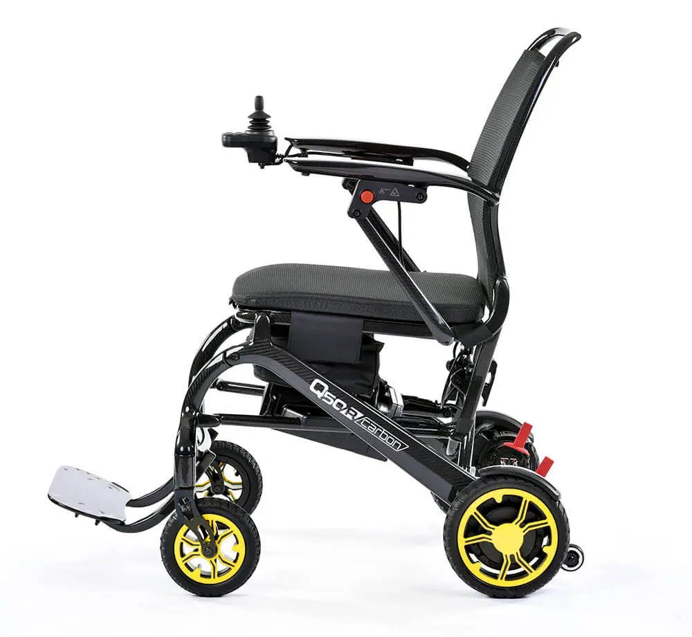 Elektrorollstuhl Q50R Carbon von Sunrise Medical mit gelben RĂ€dern, ultraleicht und leistungsstark fĂŒr MobilitĂ€t.