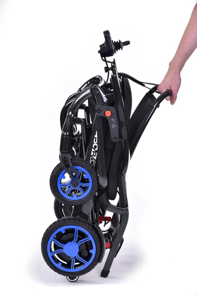 Zusammenklappbarer Elektrorollstuhl Q50R Carbon von Sunrise Medical, leicht tragbar mit schwarzem Rahmen und blauen RĂ€dern.
