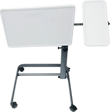 Pflege- und Beistelltisch SuppliTo twinTop in Weiß mit neigbarer Hauptplatte und fester Seitenplatte, höhenverstellbar und mobil auf Rollen – Ansicht von vorne mit geneigter Tischplatte.