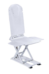 Badewannenlift mit ergonomischer Rückenlehne und rutschsicherer Sitzfläche in Weiß. Der Lift verfügt über eine stabile Hubscheren-Konstruktion und ausklappbare Seitenflügel für einfaches Umsetzen. Die robuste Bodenplatte sorgt für sicheren Halt in der Badewanne. Ideal für Personen mit eingeschränkter Mobilität zur sicheren Nutzung der Badewanne.