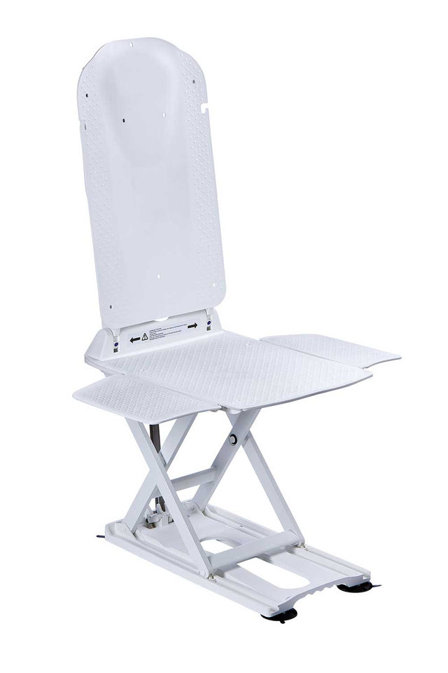 Badewannenlift mit ergonomischer Rückenlehne und rutschsicherer Sitzfläche in Weiß. Der Lift verfügt über eine stabile Hubscheren-Konstruktion und ausklappbare Seitenflügel für einfaches Umsetzen. Die robuste Bodenplatte sorgt für sicheren Halt in der Badewanne. Ideal für Personen mit eingeschränkter Mobilität zur sicheren Nutzung der Badewanne.