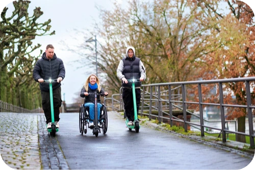Frau mit dem Empulse F35 Rollstuhl Zuggerät von Sunrise Medical