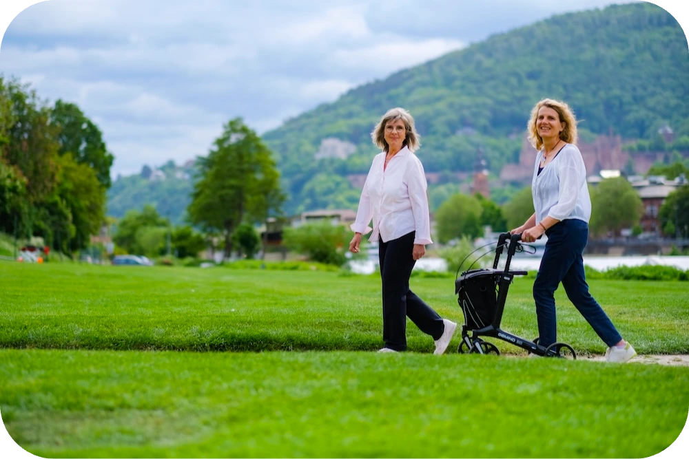 Frauen mit dem Gemino 30 Carbon Rollator von Sunrise Medical