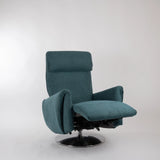 Dreh-Relaxsessel Muna von egoista in petrolfarbenem Stoffbezug, mit ausgefahrener Fußstütze und sichtbarem motorisierten Mechanismus, auf drehbarem Metallfuß – ideal für entspanntes Sitzen und Liegen.