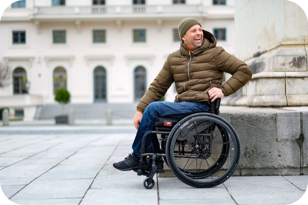 Mann mit dem SOPUR QS5 X Faltrollstuhl von Sunrise Medical