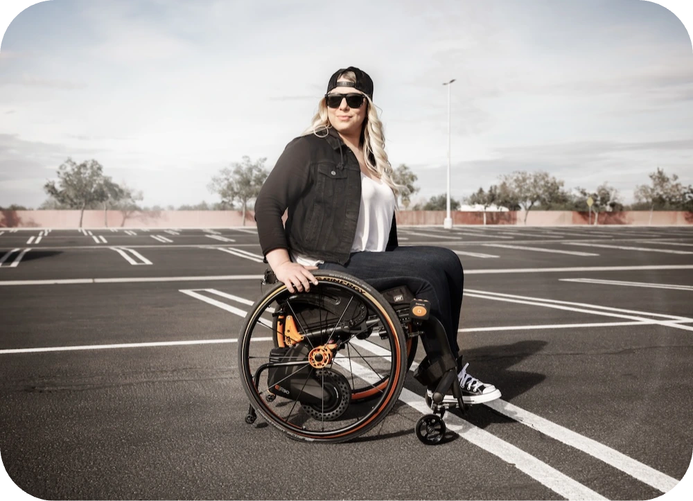 Frau mit der R90 Schiebehilfe von Sunrise Medical