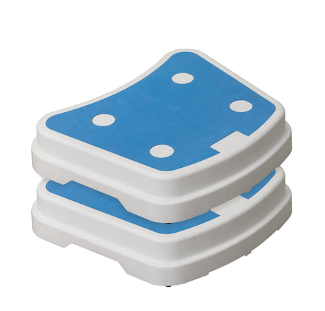 Zwei gestapelte Badewannentritte Sky von Drive Medical mit rutschfester blauer Trittfläche – höhenverstellbare Einstiegshilfe durch stapelbares Design.