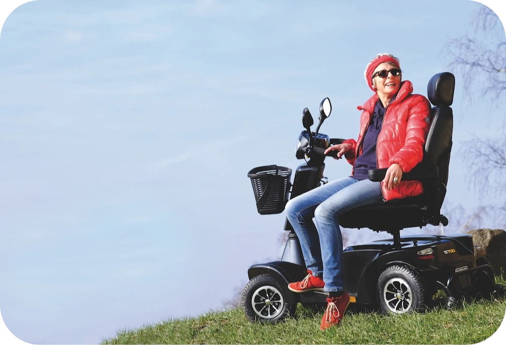 Frau auf dem Sterling S700 Elektro-Scooter von Sunrise Medical