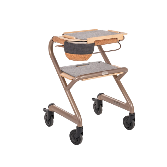 Wohnraumrollator WR 2025 von SALJOL in Champagne Gold mit Sitzbrett, Tablett, Kork-Handlaufpolstern und Tasche – Ansicht schräg von vorn, freigestellt