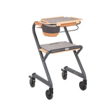 Wohnraumrollator WR 2025 von SALJOL in Velvet Grey mit Filz-Sitzbrett, Bambus-Tablett, Kork-Handlaufpolstern und Stofftasche – freigestellte Ansicht schräg von vorn