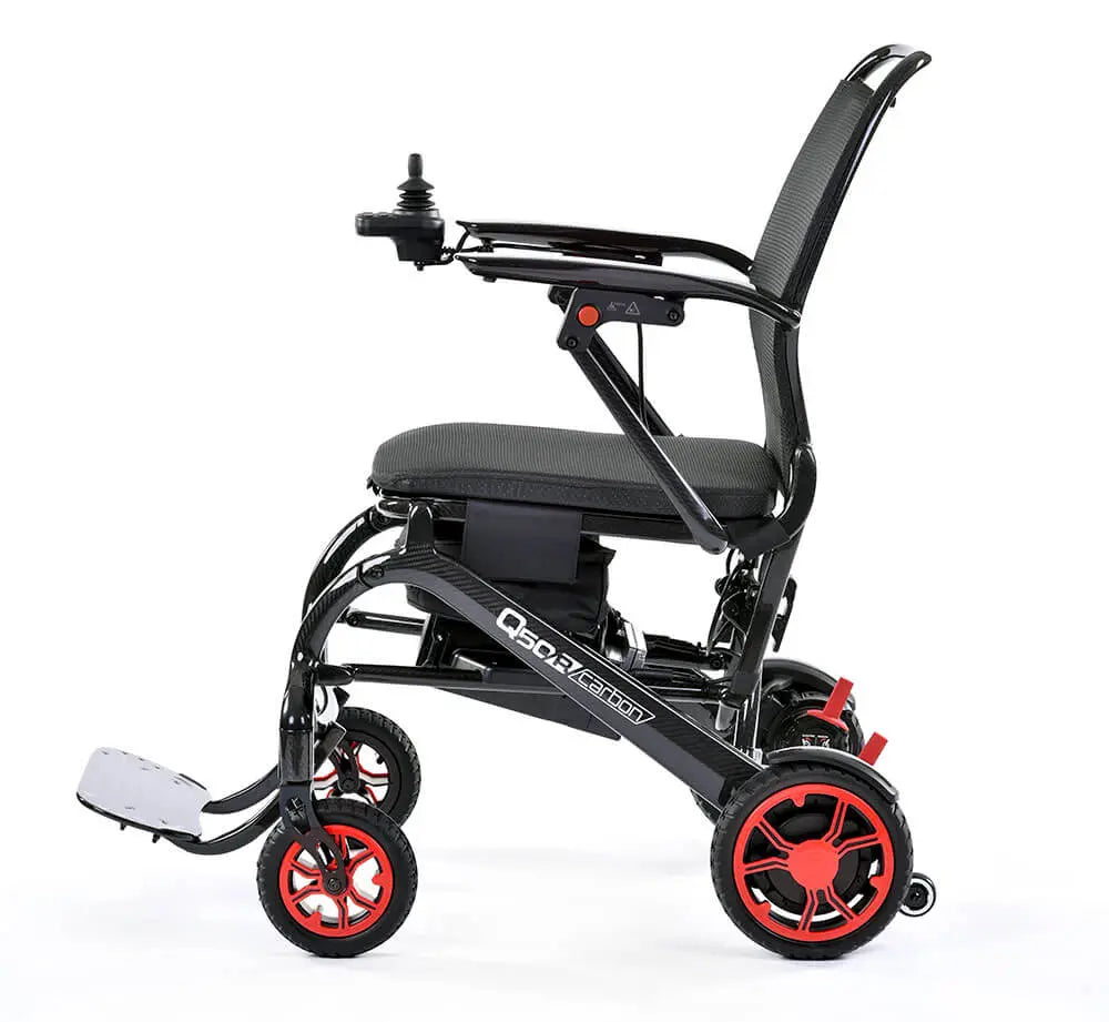 Elektrorollstuhl Q50R Carbon von Sunrise Medical mit roten Rädern, modernes Design und hohe Mobilität.