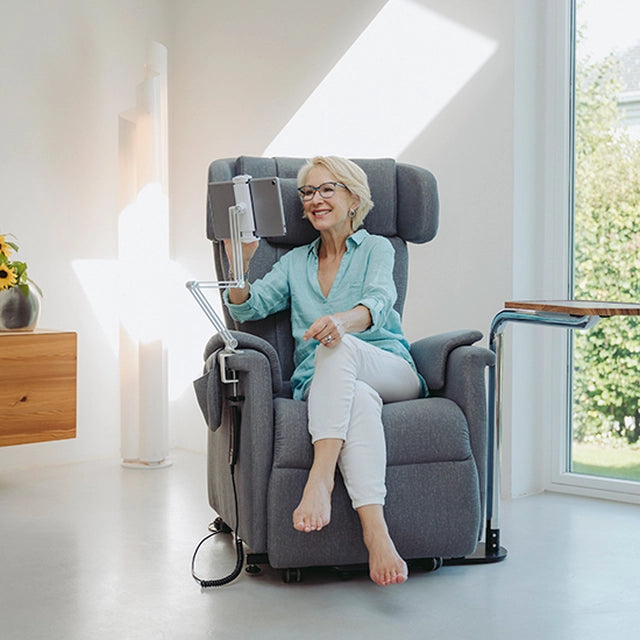 Tablethalterung für SALJOL Relax- und Aufstehsessel in Anwendung